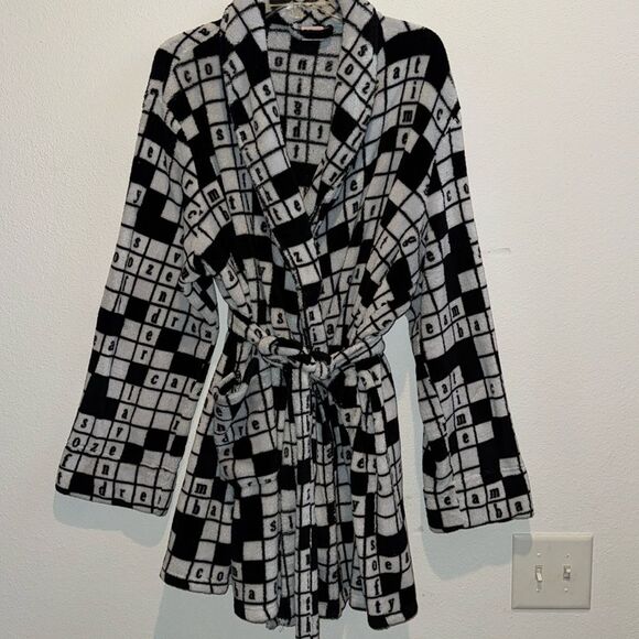 Cabernet Crossword Puzzle Short Fuzzy Robe - Picture 1 of 8